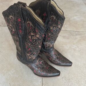 Corral Black and Red Heeled Boots with Intricate Embroidery